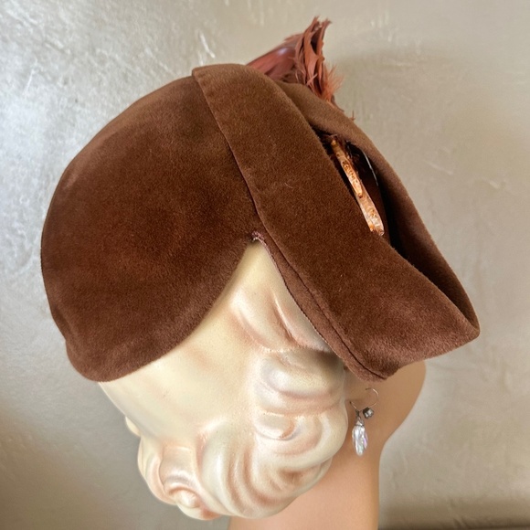 FASHIONABLE 1950s' RUSTY BROWN VELOUR FELT HAT + BOW + CURLY FEATHERS - Picture 5 of 12